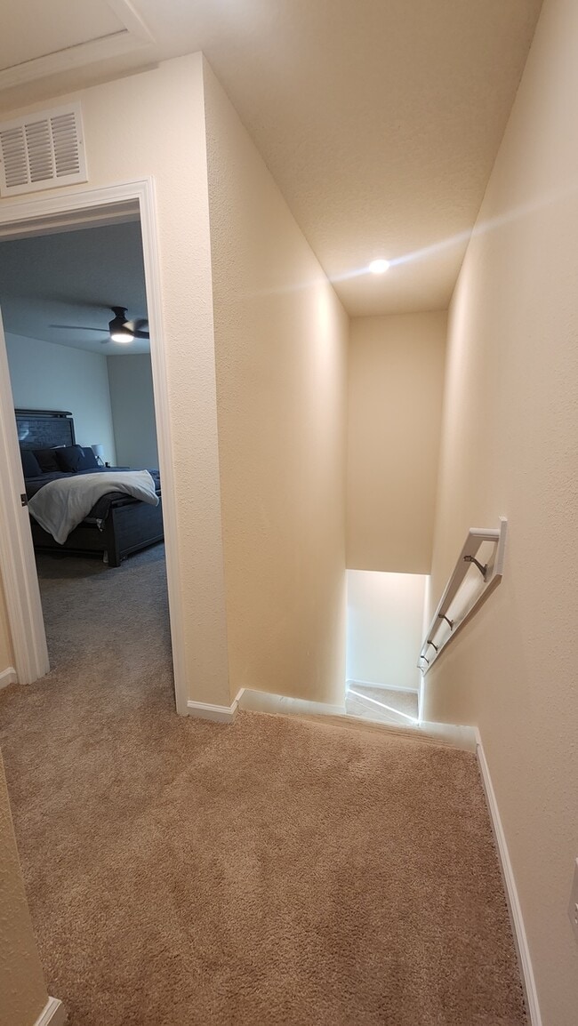 Building Photo - Beautiful Townhome in Waterford Lakes 2 Bedroom 2.5 baths and 1 Car Garage