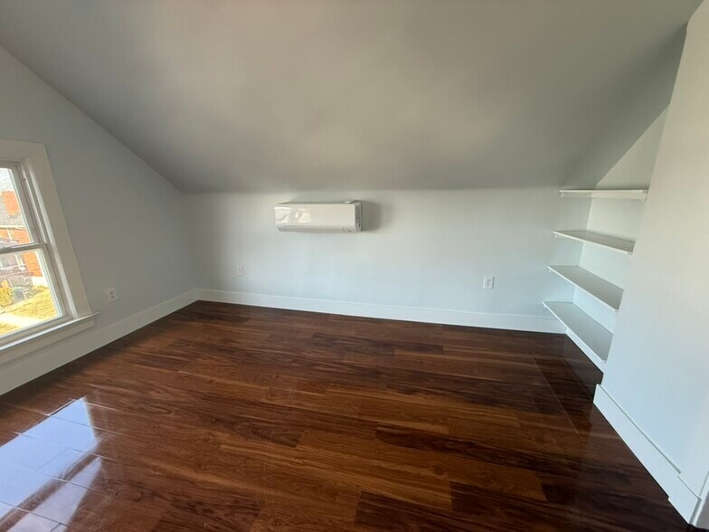 Building Photo - 1367 Burdette Ave