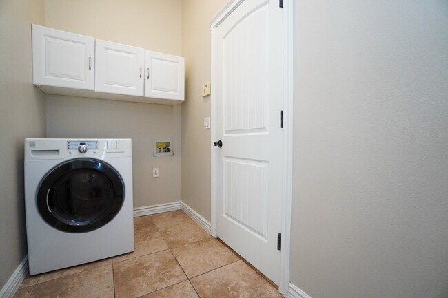 Building Photo - 2511 W Teano Dr