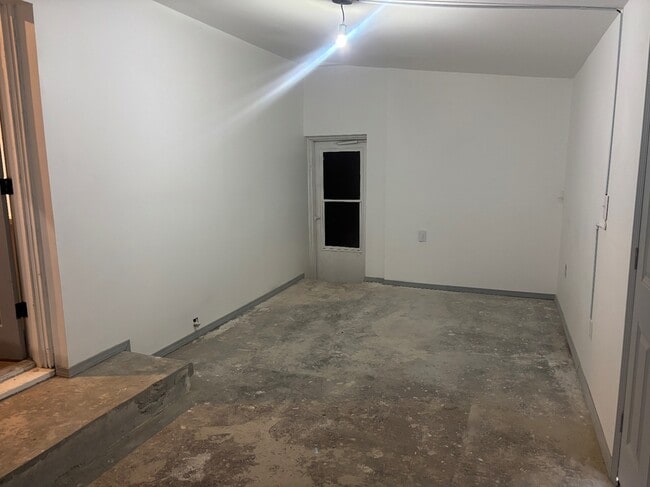 Building Photo - 1325 Circle Dr