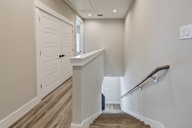 Building Photo - 1302 W 24th St