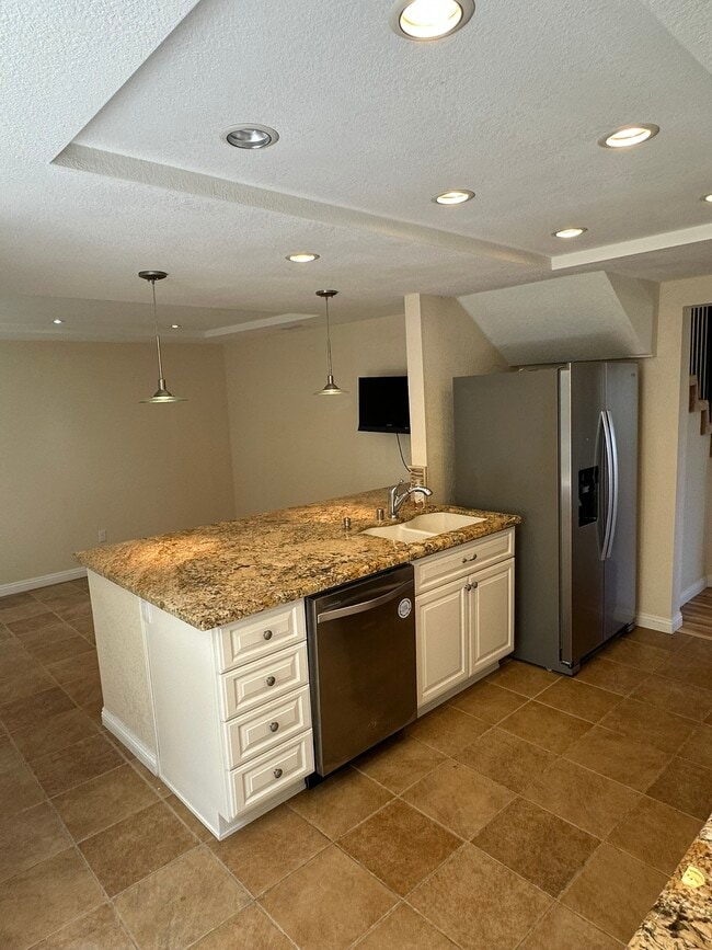 Building Photo - 898 English Holly Ln