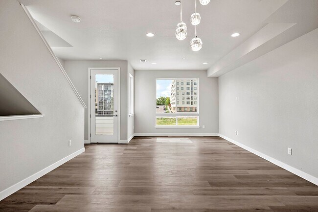 Building Photo - New 2 bed 2.5 bath Townhouse at Overlook Station
