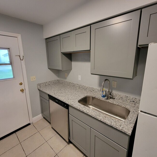 Building Photo - Charmin 3/1 Duplex In Groveland FL