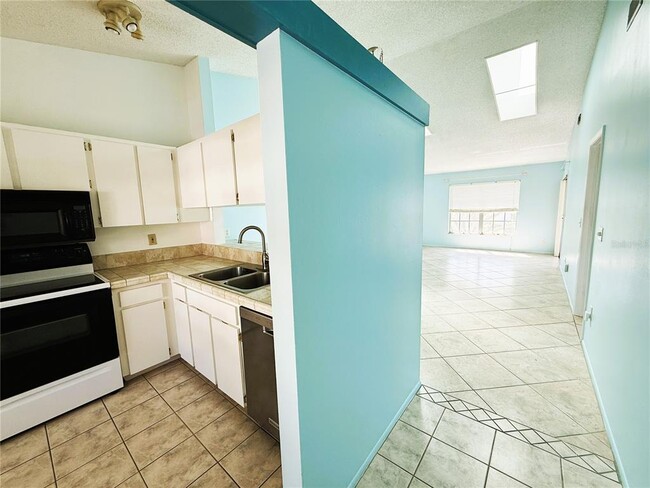 Building Photo - 225 Sun Vista Ct S