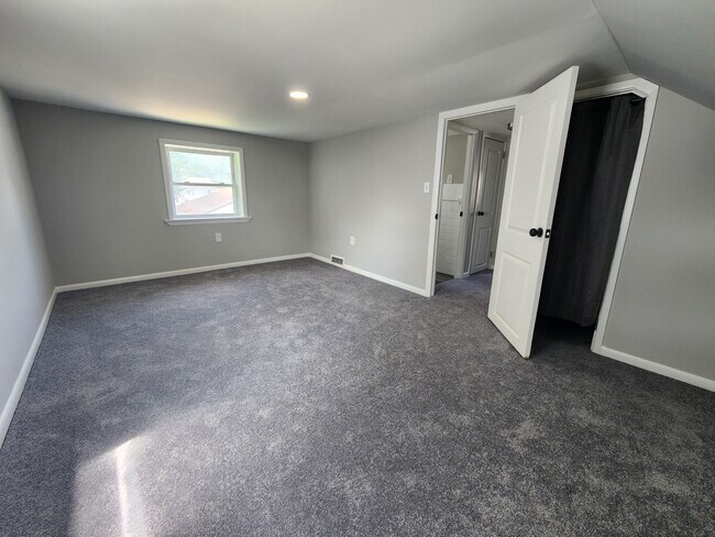 2nd floor bedroom **ceiling about 6'** - 1023 Lawnton Ter