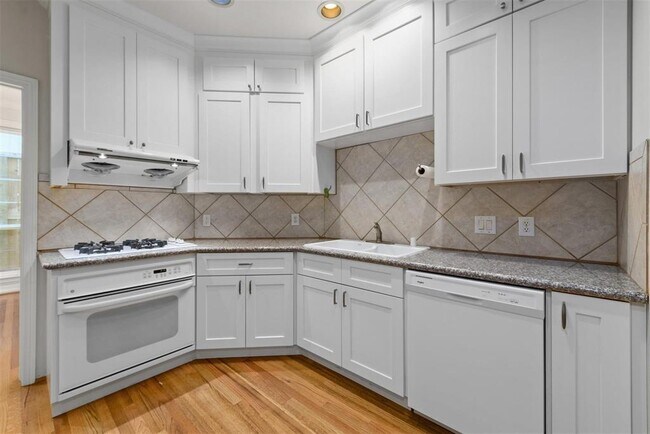 Building Photo - 6714 Montclair Dr