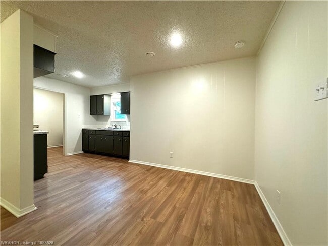 Building Photo - 10 Lura Ln