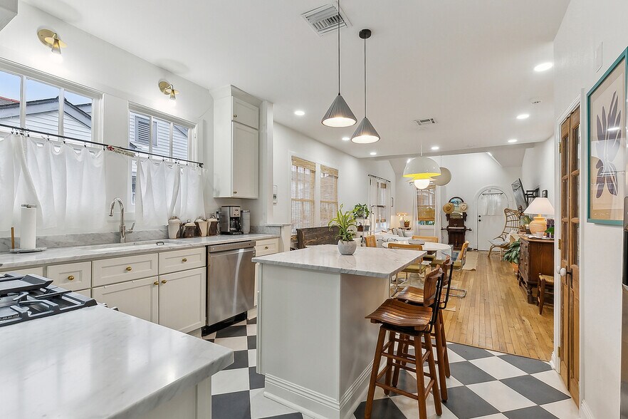 Building Photo - 5622 Charles Pl