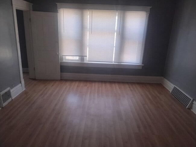 Building Photo - 2 Bedroom Upper