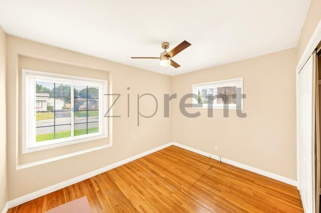 Building Photo - 1200 E Elgenia Ave