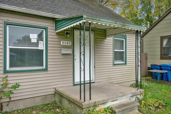Building Photo - $1200 Warren bungalow