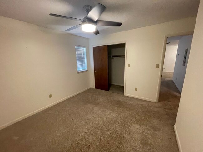 Building Photo - 250 S Villas Ct