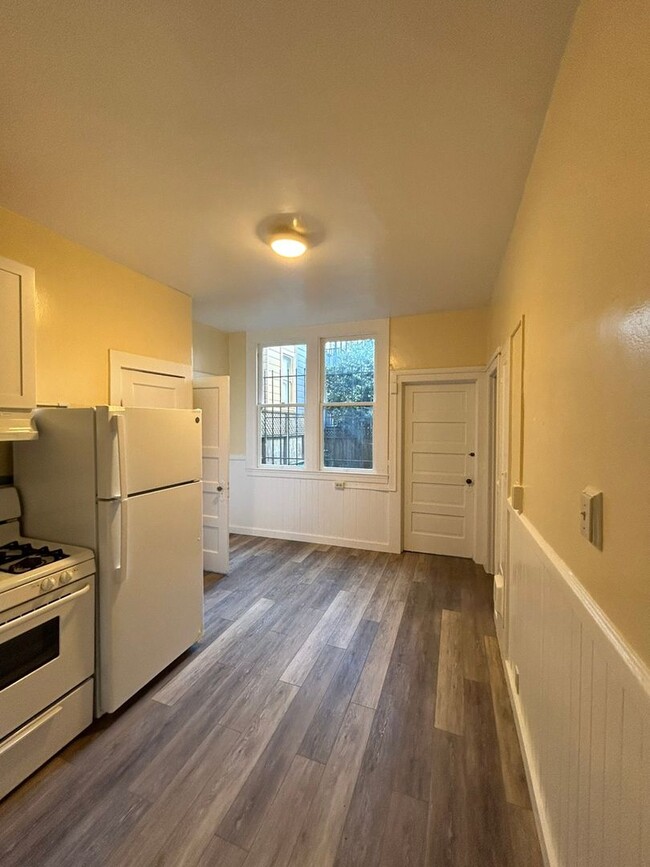 Building Photo - Two Bedroom Available Now in Noe Valley!!