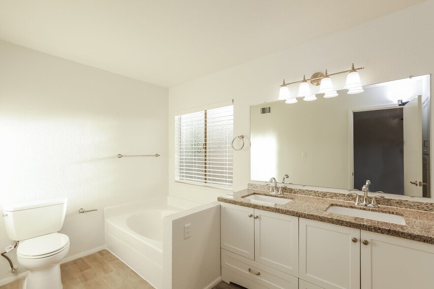 Building Photo - 1635 E Apollo Rd