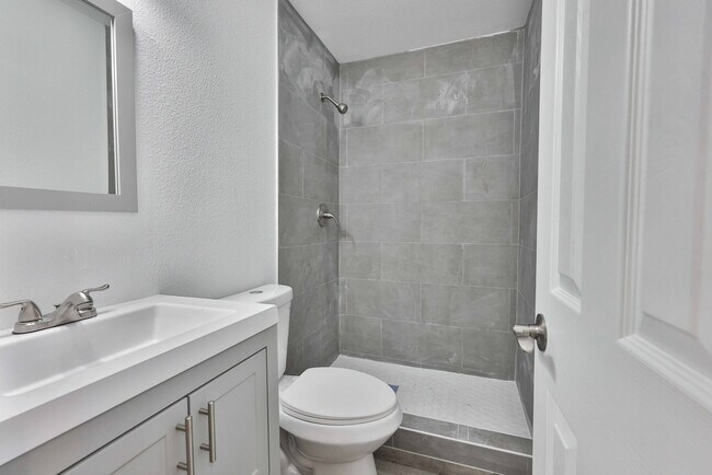 Building Photo - New renovated 2 Bedroom 1 Bathroom in Nort...