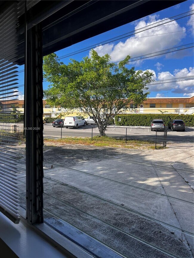 Building Photo - 3820 SW 16th St