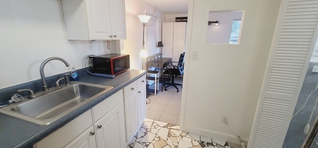 Building Photo - MIDTOWN Furnished Cottage W/ Utilities, Wi...