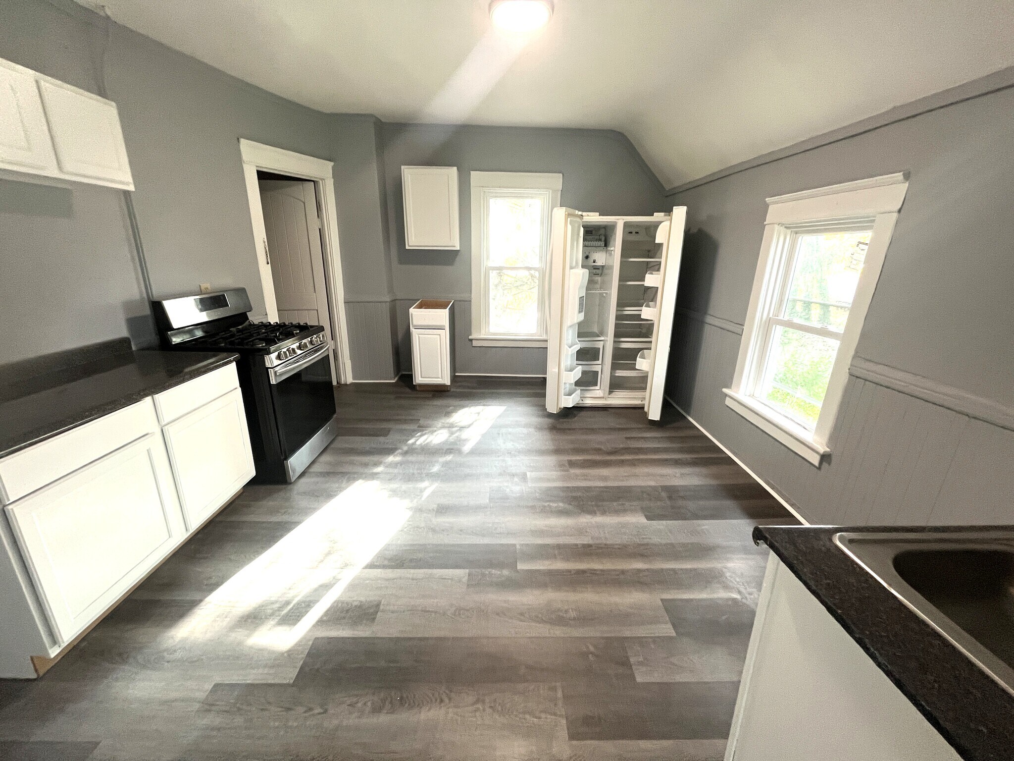 Building Photo - 423 E 16th St