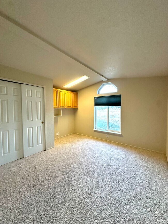 Building Photo - Light & bright single level home in NE Bend!