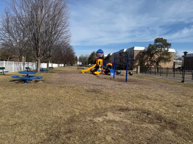 Building Photo - 1533 N Windsor Dr