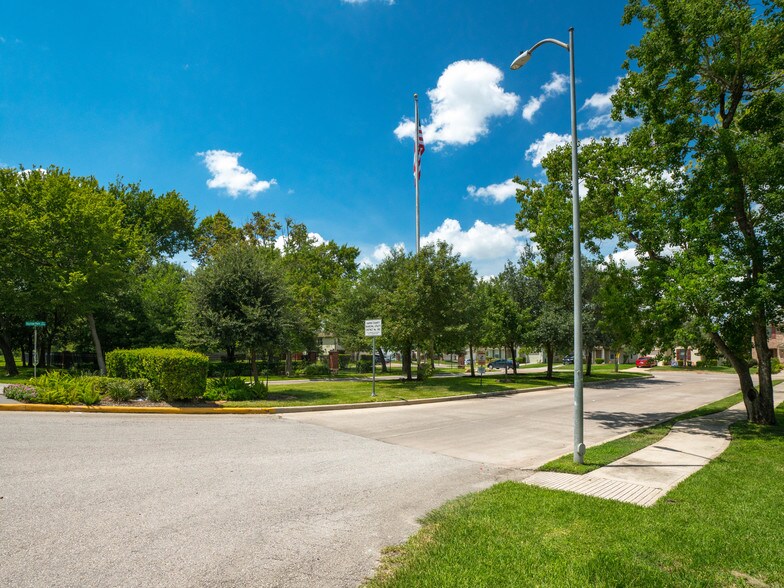 Beautifully landscaped entry - 2635 Skyview Knoll Ct