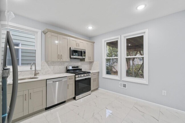 Building Photo - 170 W 10th St