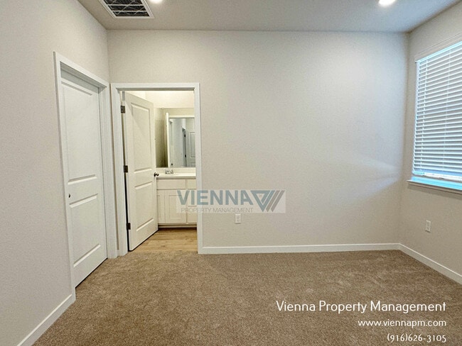 Building Photo - 8064 Pasadena Dr