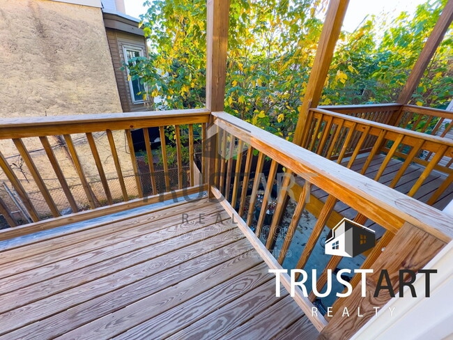 Building Photo - 2404 W Thompson St