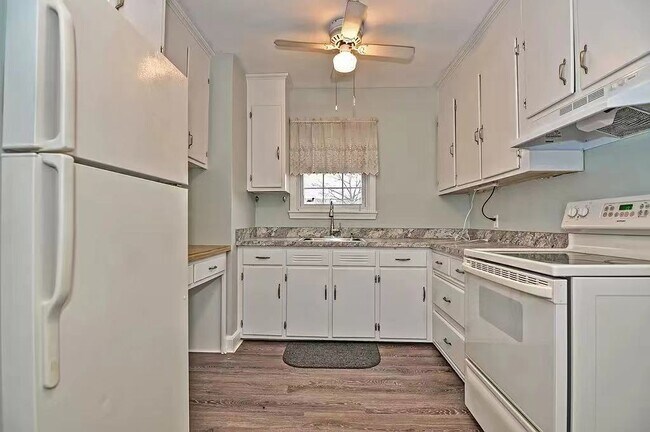 Building Photo - 108 Maple St