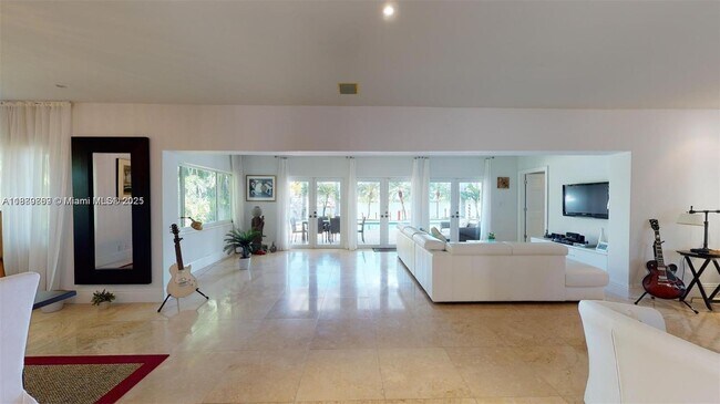 Building Photo - 6015 Pine Tree Dr