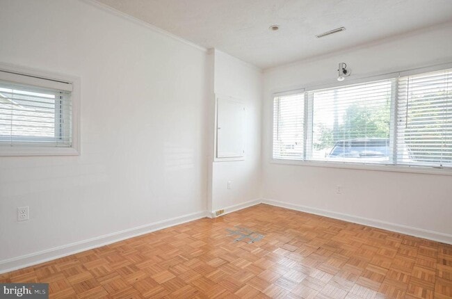 Building Photo - 3313 W Coquelin Terrace