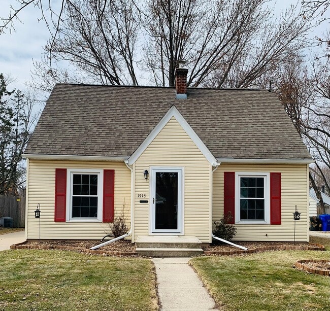 Building Photo - 1915 N Alvin St