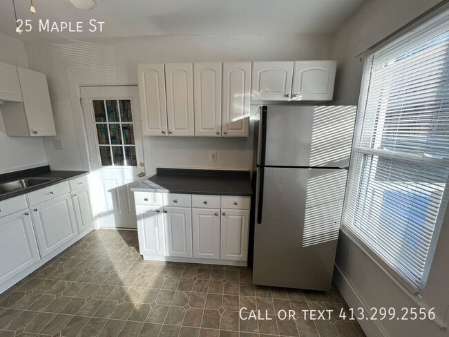 Building Photo - 25 Maple St