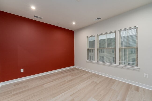 Building Photo - 232 S Newkirk St