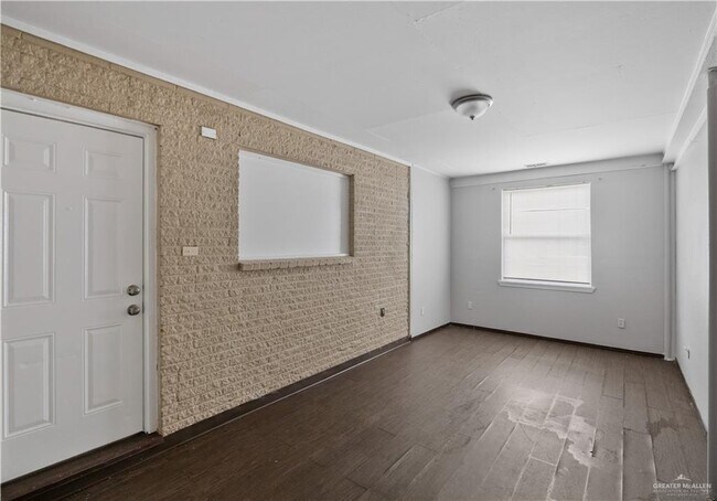Building Photo - 915 W Smith St