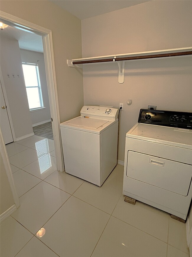 Building Photo - 2019 Pine Croft Dr