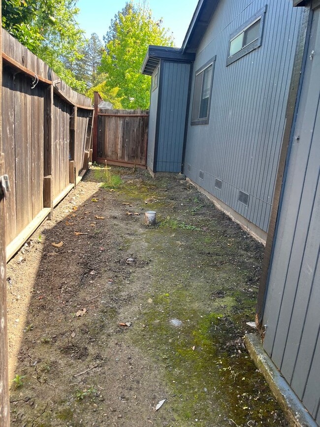 Building Photo - Move in special! Charming, updated home in...