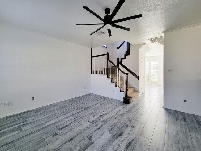 Building Photo - NICE 4 BEDROOM 2 BATH LEASE HOME WITH 2327 SF