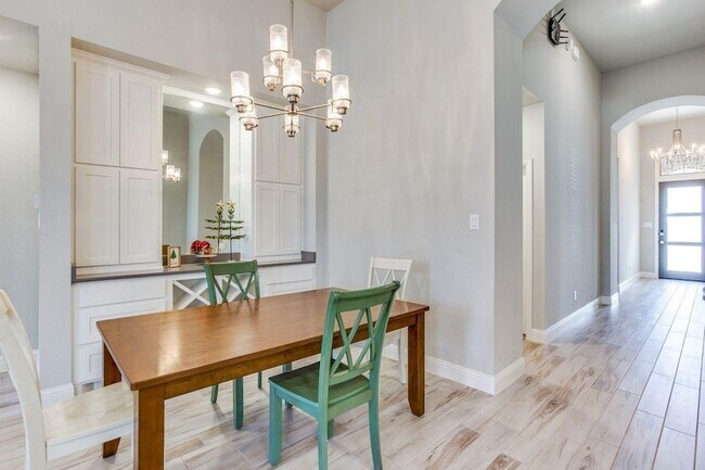 Building Photo - 905 Lady Bird Dr