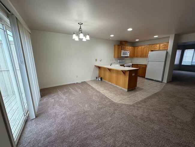 Building Photo - MOVE IN SPECIAL! Large 3 Bedroom 3.5 Bath ...