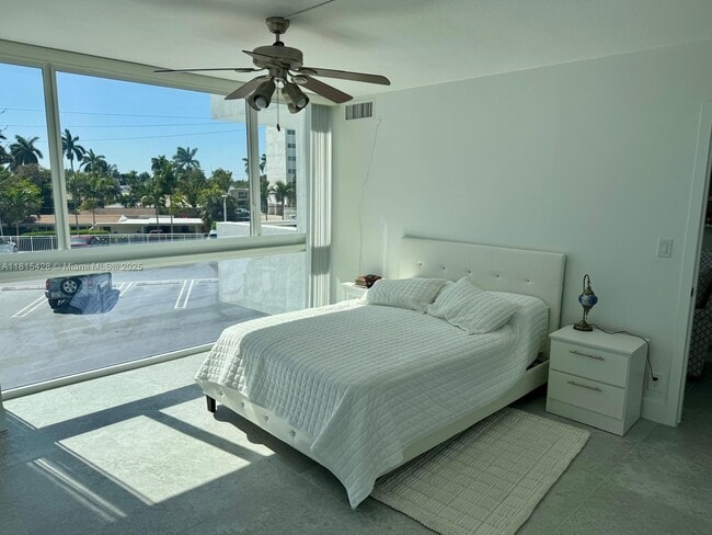 Building Photo - 2715 N Ocean Blvd