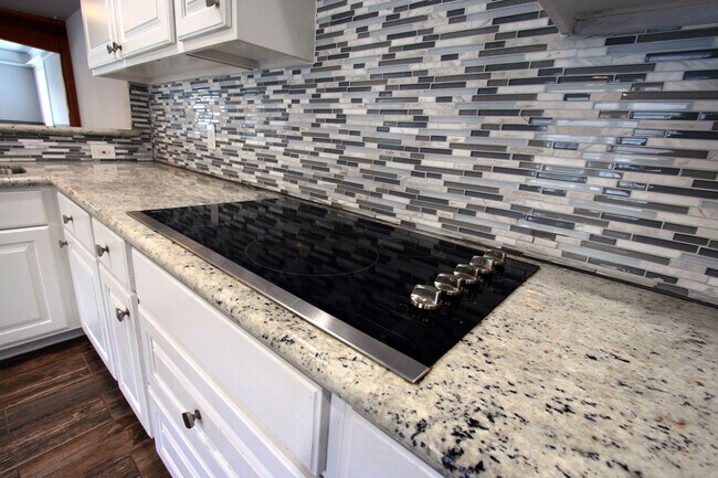 Building Photo - Awesome Home w/ 1/1 Studio Flex Space Just Half Block from Thomas Park!