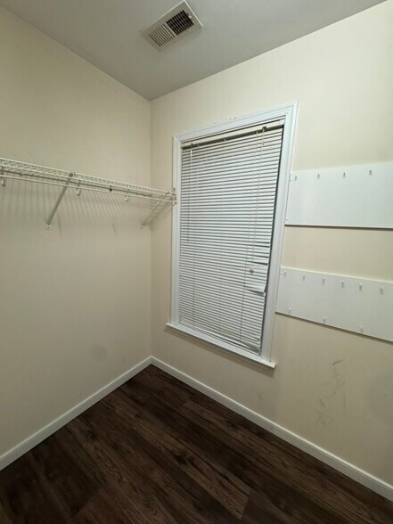 Master Walk In - 5605 Eagle Lake Dr