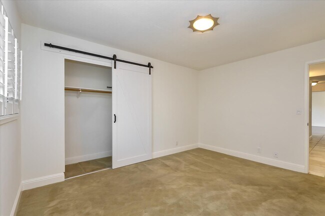 Building Photo - 249 Purple Glen Dr