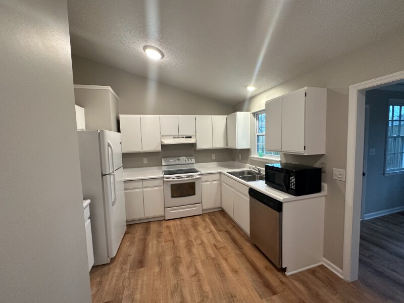 Building Photo - 161 Mill Creek Dr