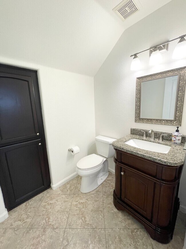 Building Photo - Stunning 4 Bedroom/2.5 Bath Home In Phoeni...