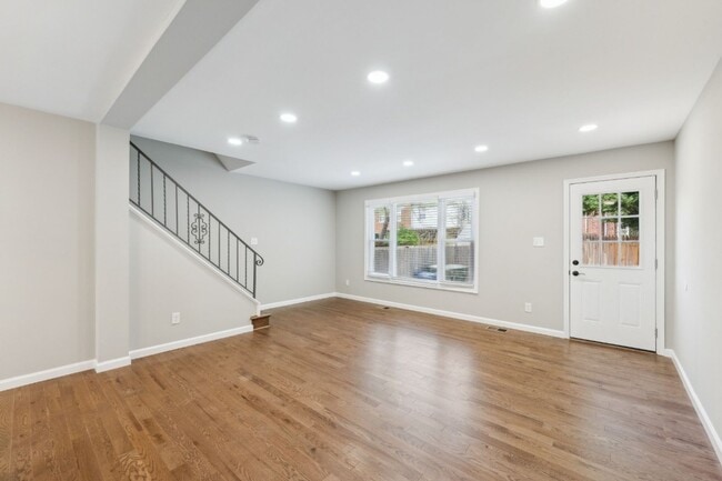 Building Photo - Charming 3 Bed 2.5 Bath Interior Townhome ...