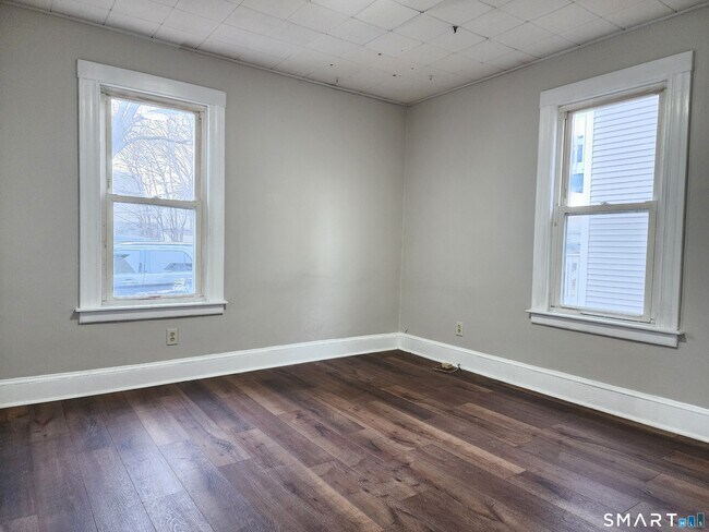 Building Photo - 402 Park St