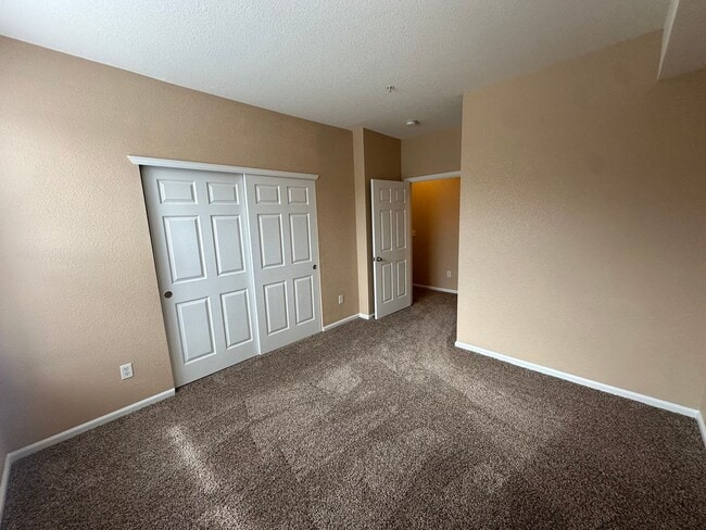 Building Photo - Move in ready 2-bedroom Condo- Community P...